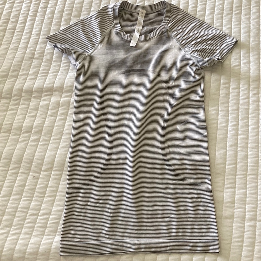 Swiftly Tech Short Sleeve Shirt 2.0 - Tempo Stripe White/Black